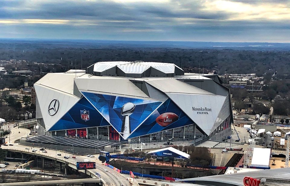 Mercedes-Benz Stadium — Фасад · день