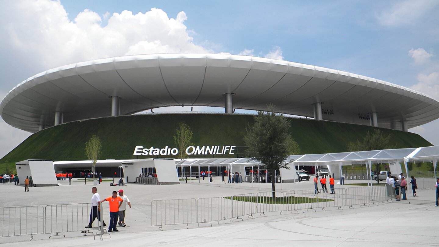 Estadio Akron — Фасад · день