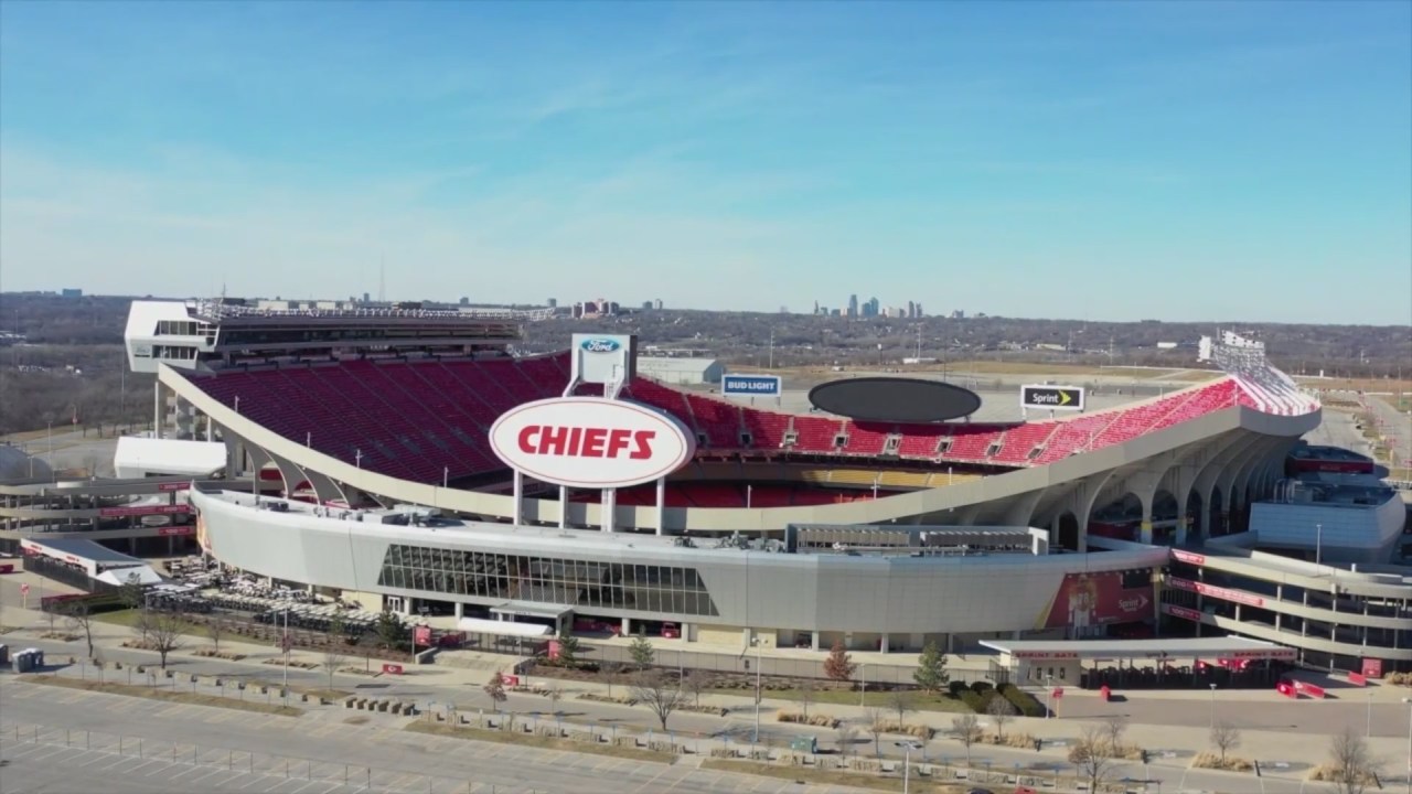 Arrowhead Stadium — Фасад · день