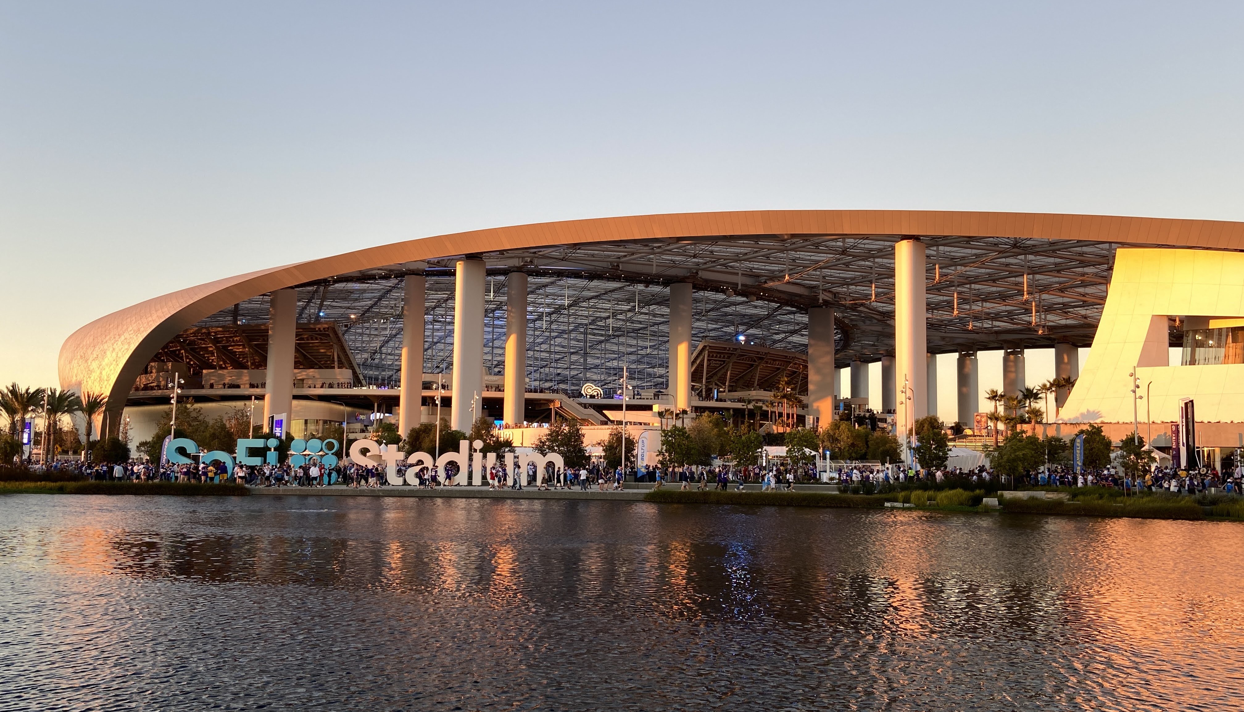 SoFi Stadium — Фасад · день