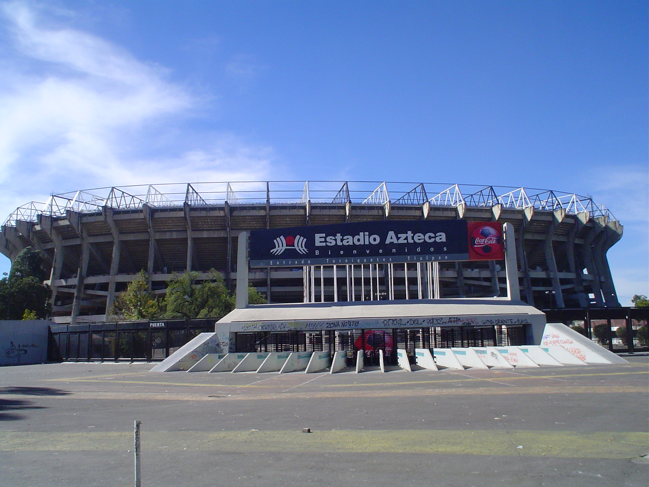 Estadio Azteca — Фасад · главный вход